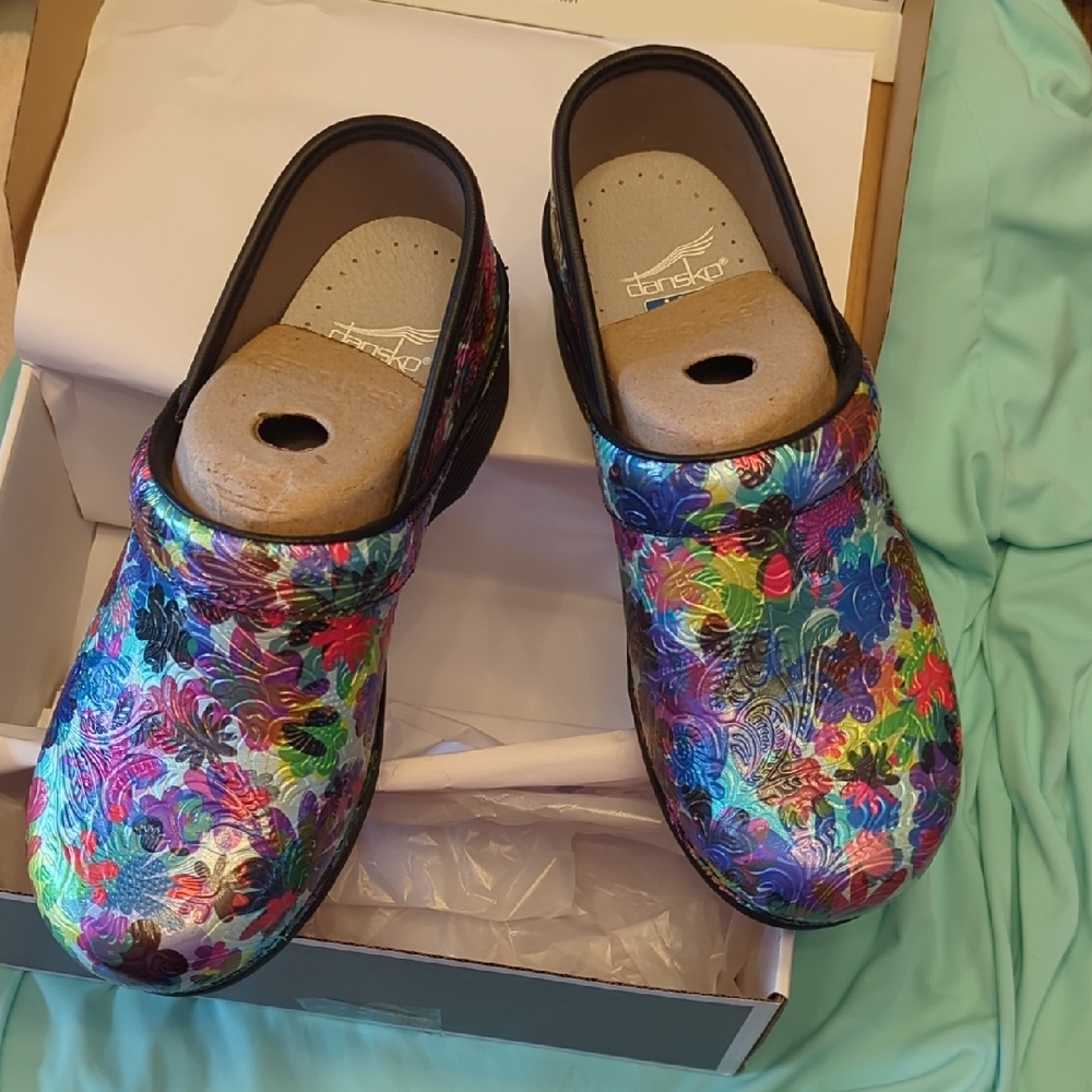 NWT Women's Dansko  LT light weight PRO Multicolor🩷🩵💜 Floral 💐Clogs size 37